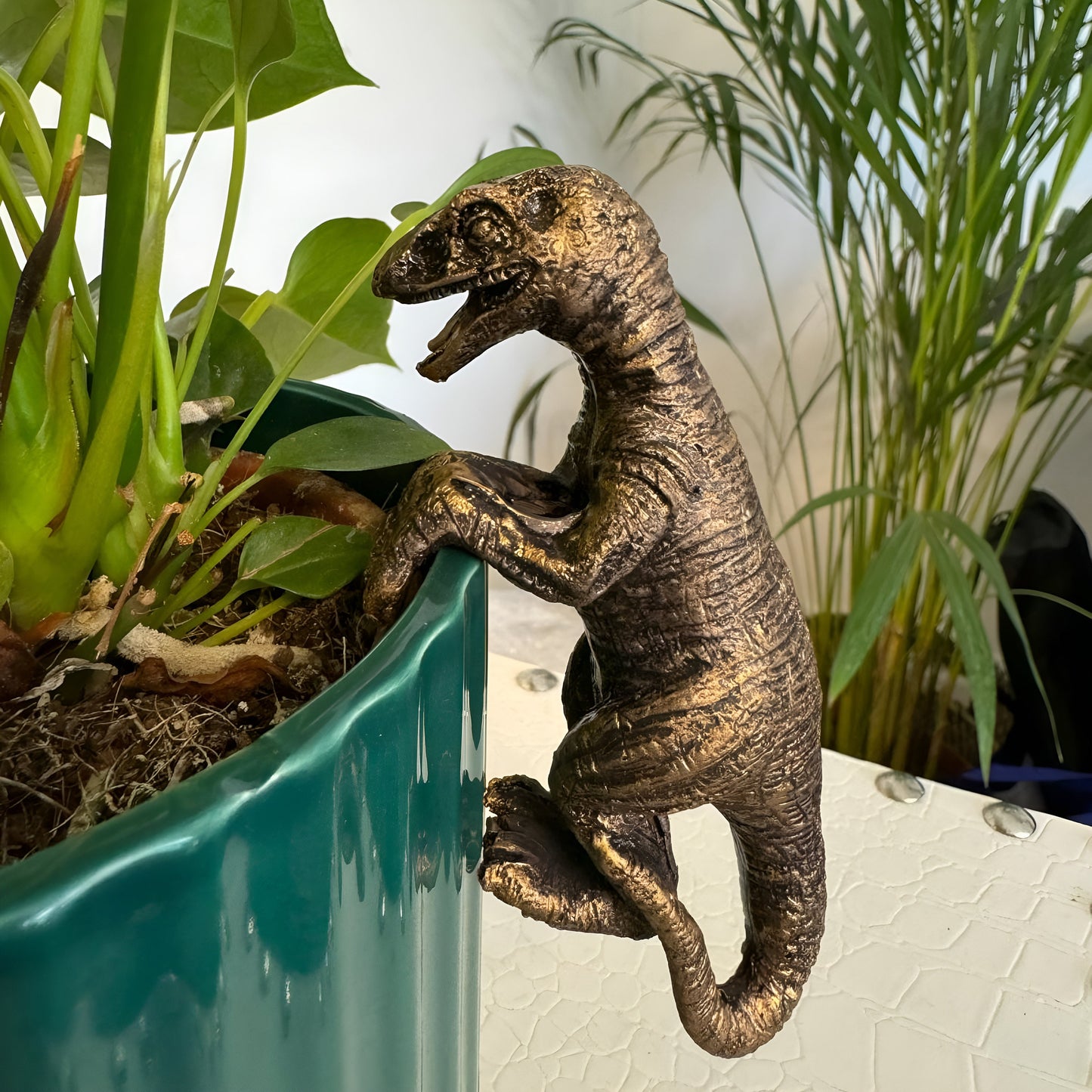 Dinosaur Flowerpot Hugger - Resin T-rex Plant Pot Hanger Decorer Indoors Garden Hanging Statue Figurines Decoration Toppings