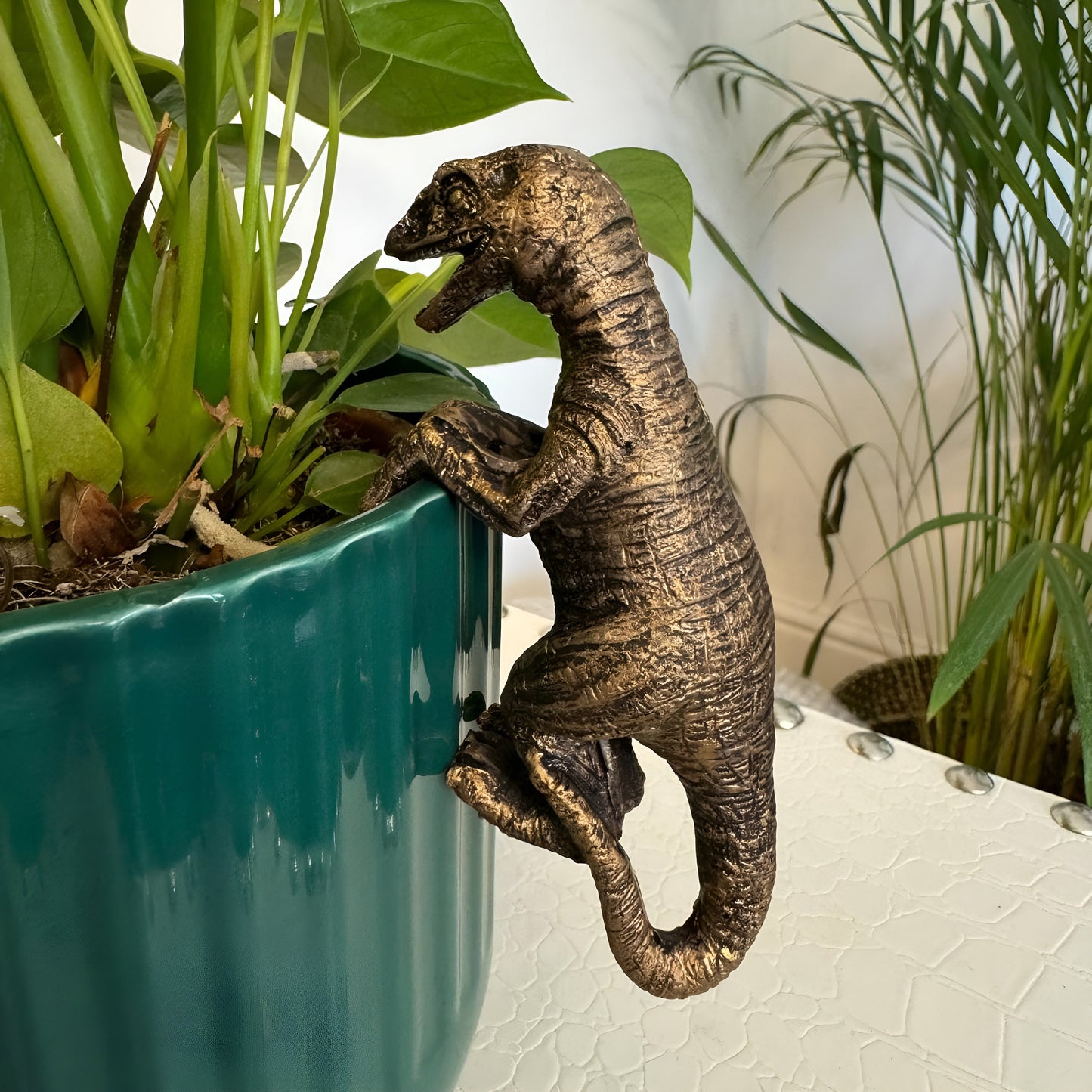 Dinosaur Flowerpot Hugger - Resin T-rex Plant Pot Hanger Decorer Indoors Garden Hanging Statue Figurines Decoration Toppings